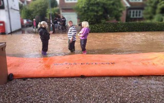 Le barrage anti inondation water-gate est utilisé pour protéger une rue d'une coulée de boue